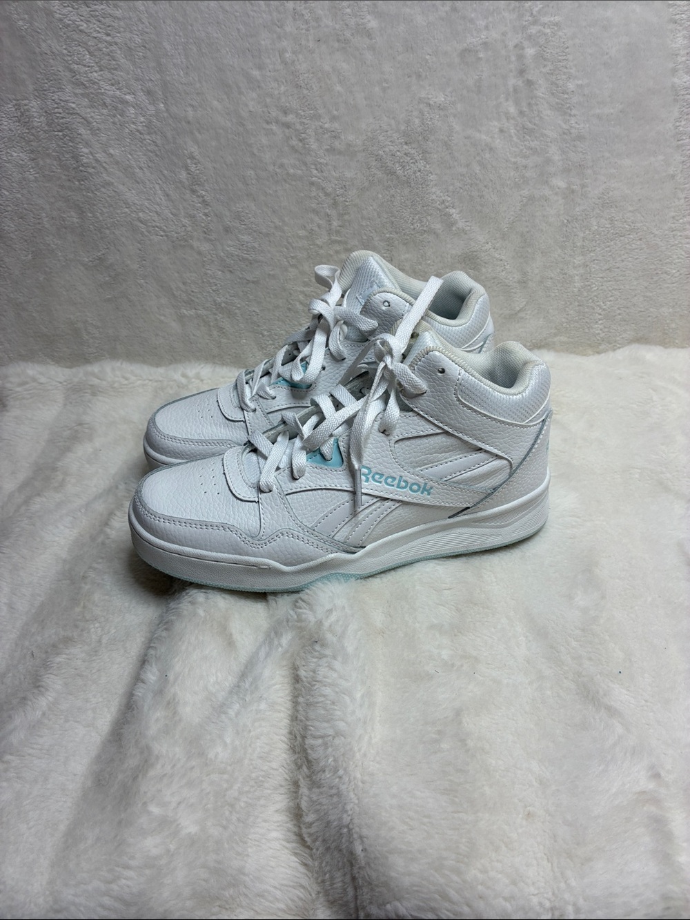 Reebok woman’s Classic High-Top Sneakers in White